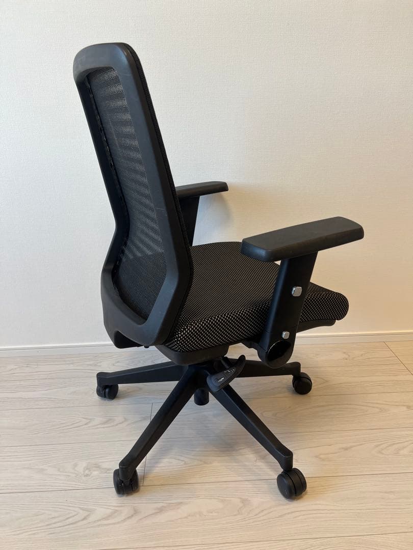 KOIZUMI コイズミ JG4 エルゴノミックチェア 肘掛け付き 黒