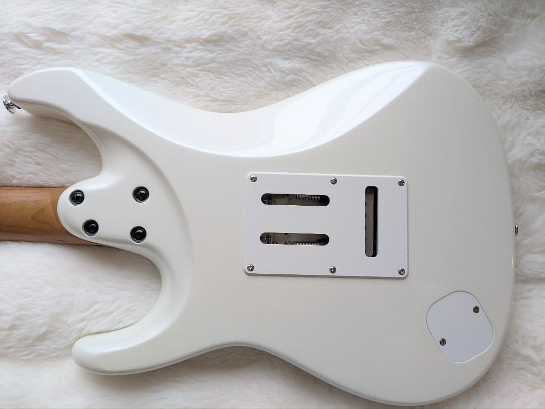 Ibanez AZ2204 PW Prestige 2025年製【未使用に近い】