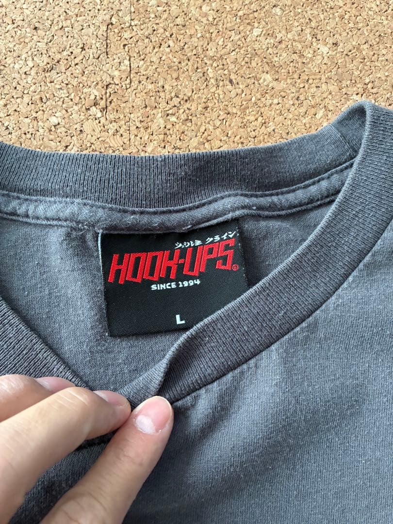 HOOK UPS グラフィック Tシャツ ダークグレー
