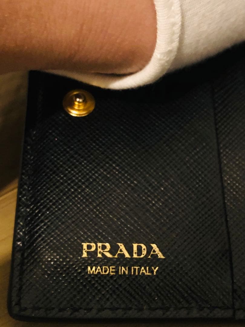 PRADA ブラック 二つ折り財布　ICチップ(RFID)搭載