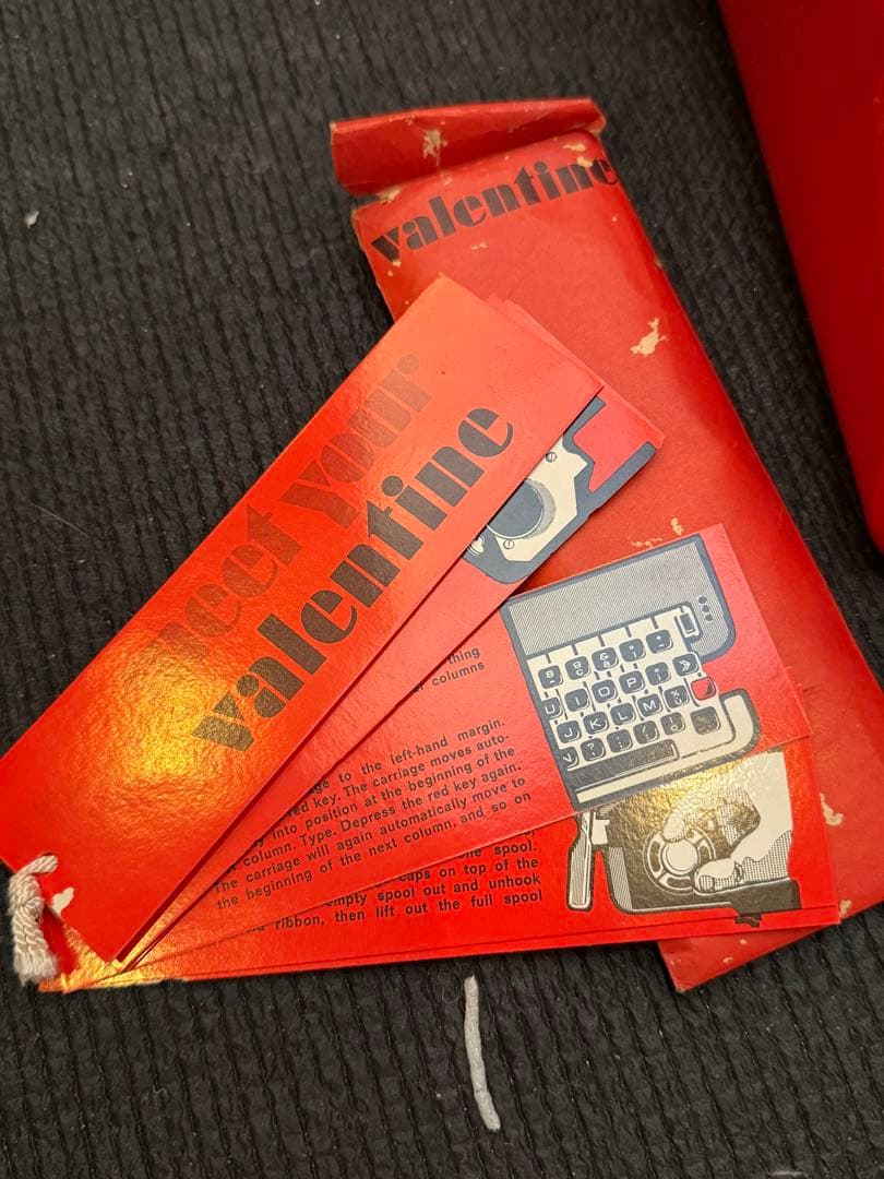タイプライター　Olivetti Valentine アンティーク