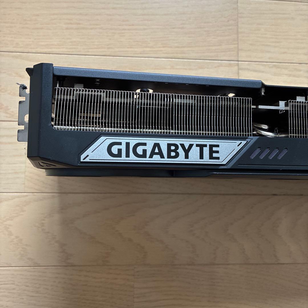gigabyte グラボ 5090 ヒートシンク　3連ファン　バックプレート　箱
