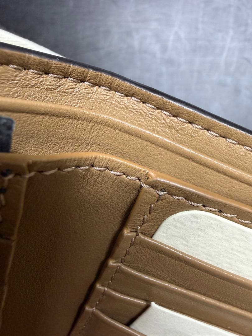 は*歩様 FENDI 二つ折り財布 FFロゴ　カードケース