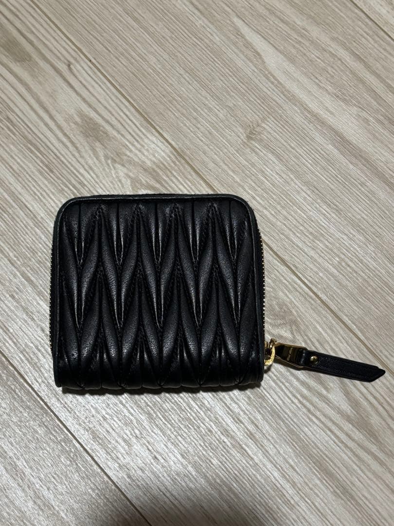 miu miu 黒 レザー 二つ折り財布